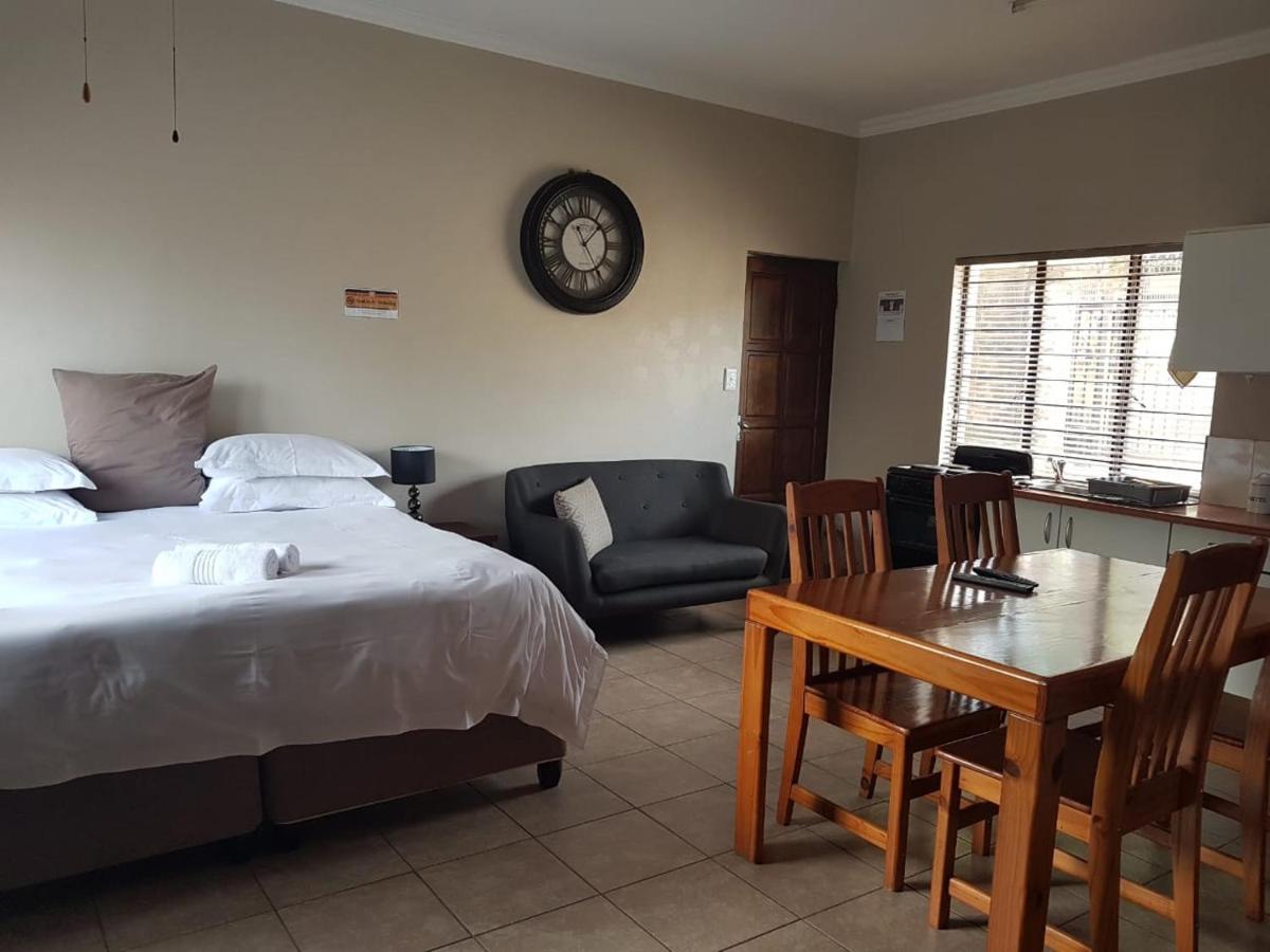 Private Apartments & Biz Stays Pretoria-Noord Exteriör bild