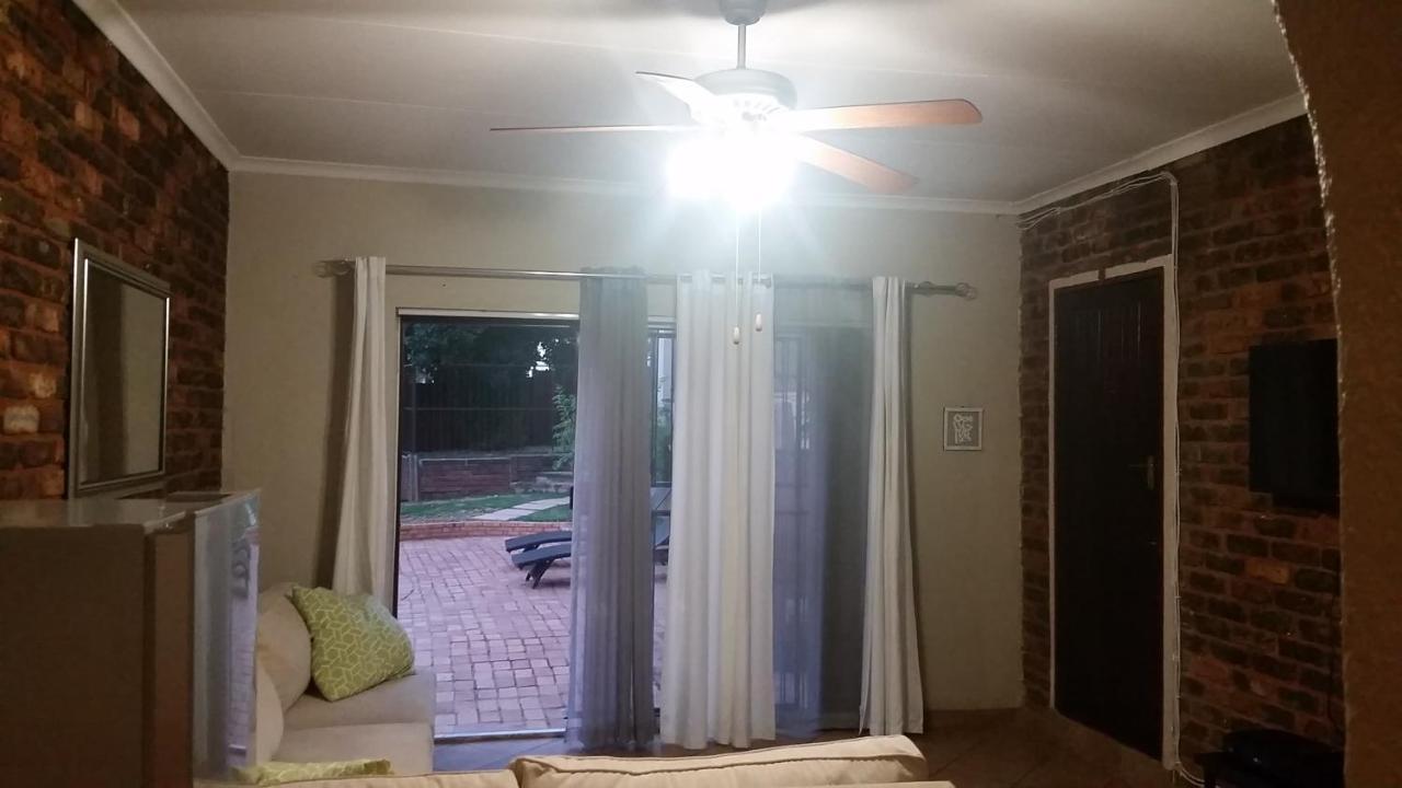 Private Apartments & Biz Stays Pretoria-Noord Exteriör bild